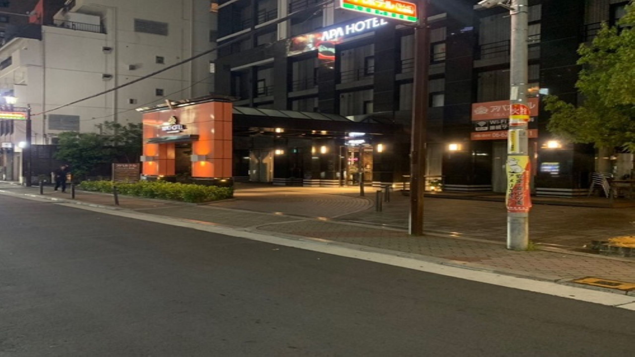 ５０ｍほどで右手にアパホテル入口がございます。