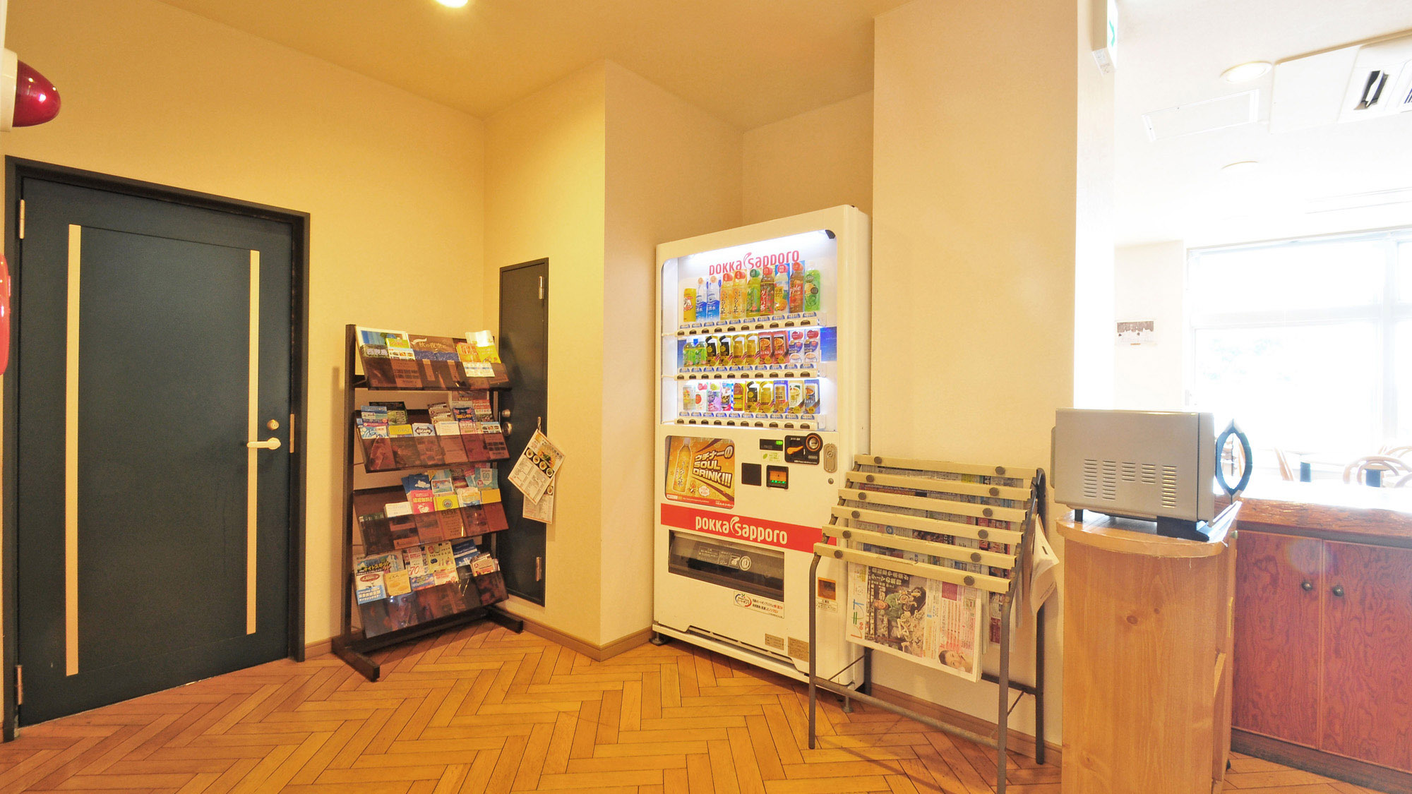 【自動販売機と新聞】自動販売機は一階にございます