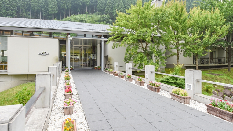 Higashiyama Onsen Maple Plaza Stop at Higashiyama Onsen Maple Plaza to discover the wonders of Shiso. The property features a wide range of facilities to make your stay a pleasant experience. Facilities for disabled guests are on 
