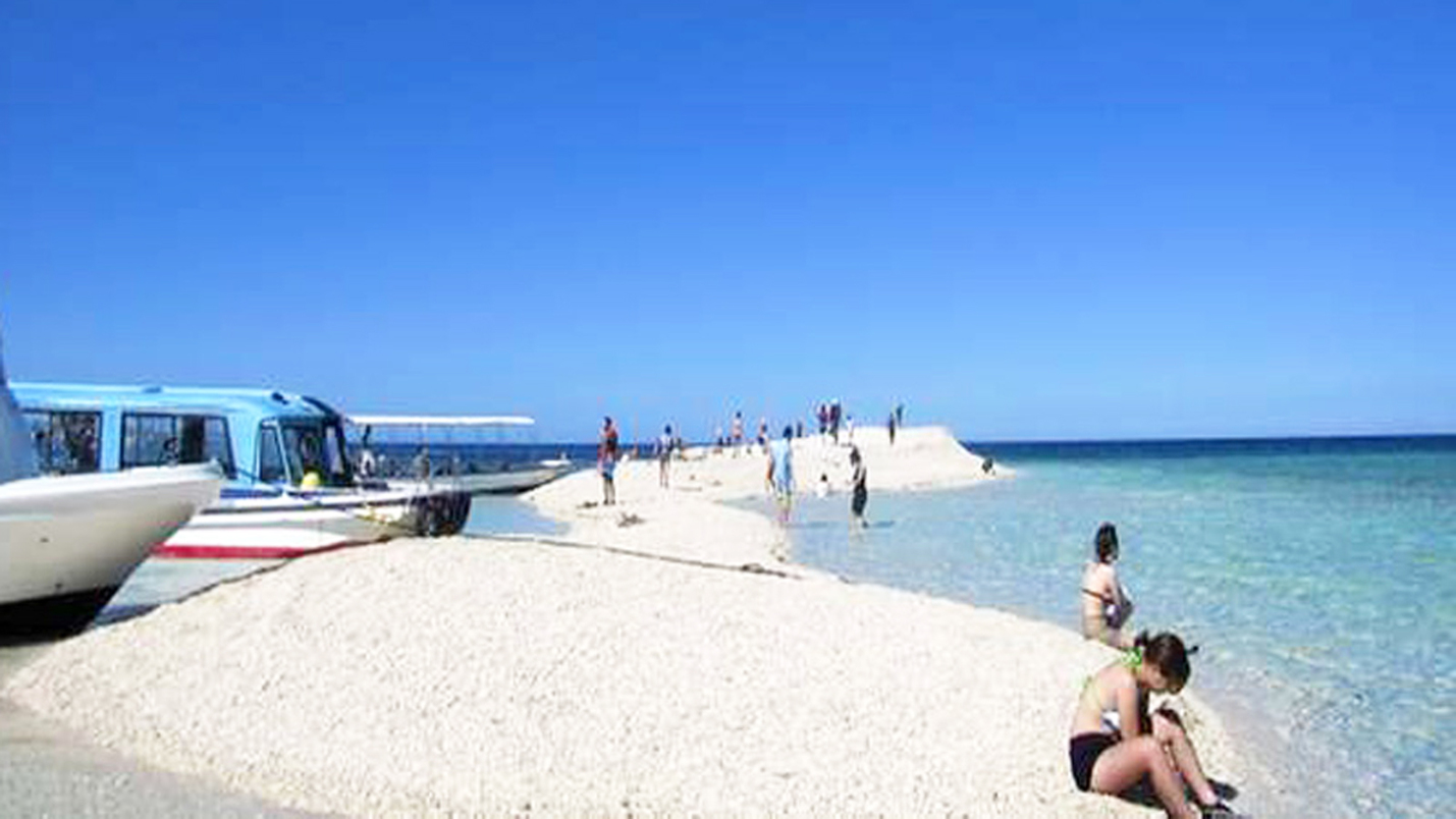 *【周辺】西表島の北部にあるサンゴで作られた無人島「バラス島」。遮るものが無い為日焼けにはご注意！