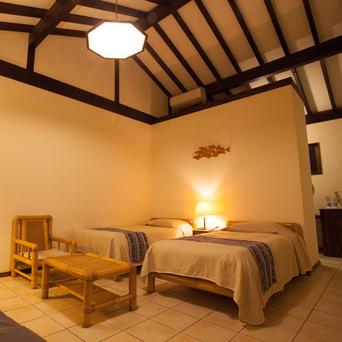 *【客室一例】1棟ごとに分かれたお部屋は、天井が高く開放感があります。