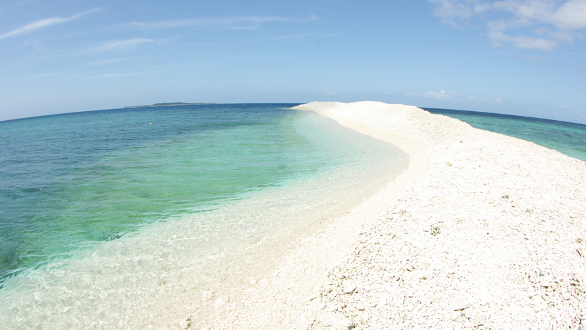 *【周辺】海の青と浜の白とのコントラストが美しい、サンゴの島「バラス島」。
