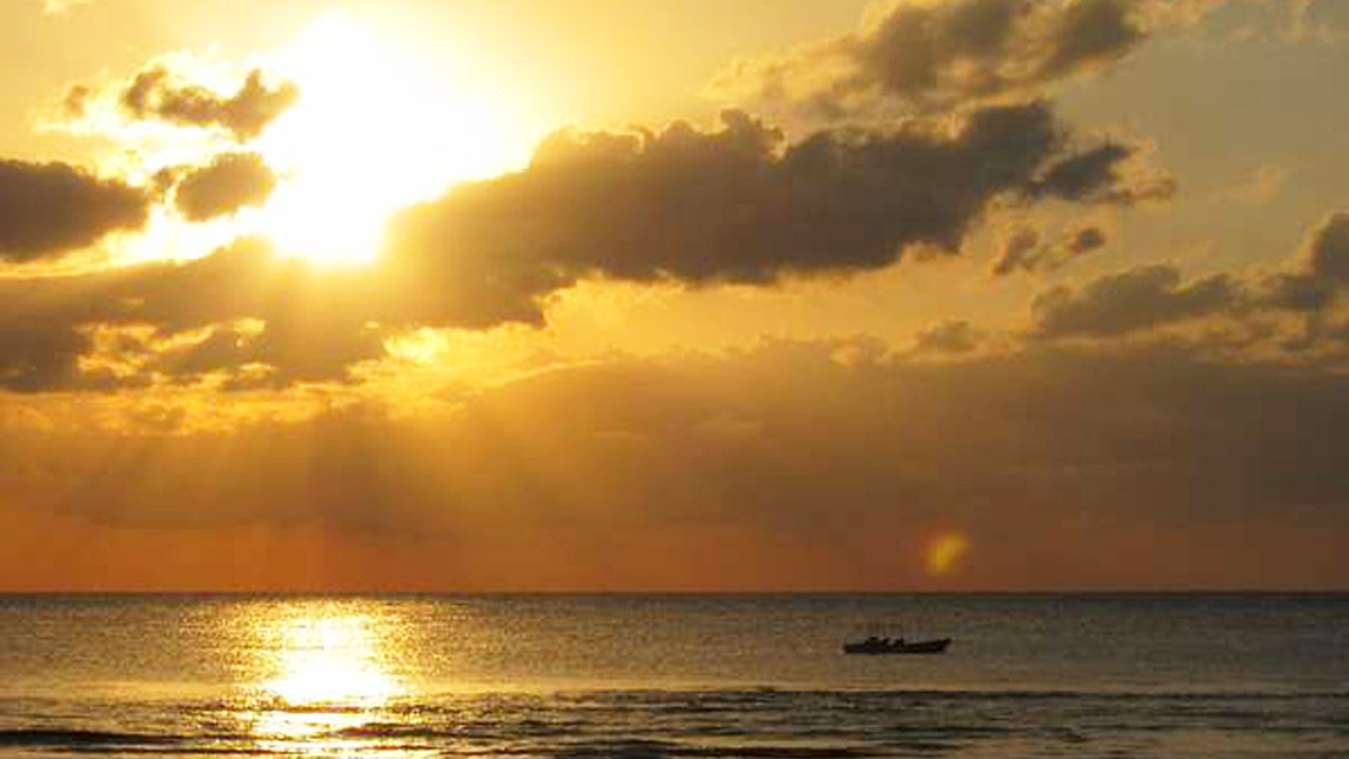 *【周辺】夕陽がきれいなロマンチックビーチまでは徒歩3分です。