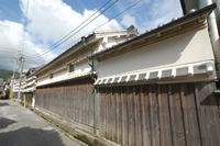 吉良川のほとんどの家の側面は土佐漆喰で覆われています。