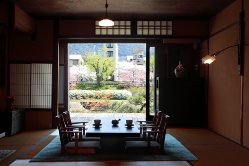 鴨川邸１F(春)