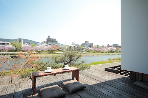 鴨川邸テラス(春)