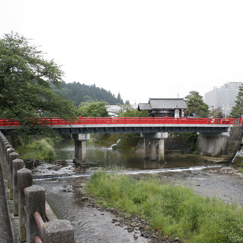 【周辺】中橋〜宮川にかかる赤い橋です