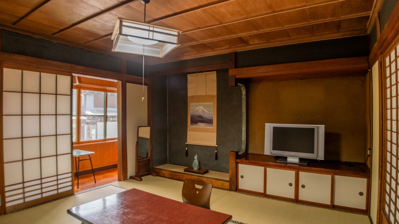 *客室一例（8畳）：通り沿いに面したとっておきのお部屋。朝夕行きかう人々や街並みを眺めて過ごすのも