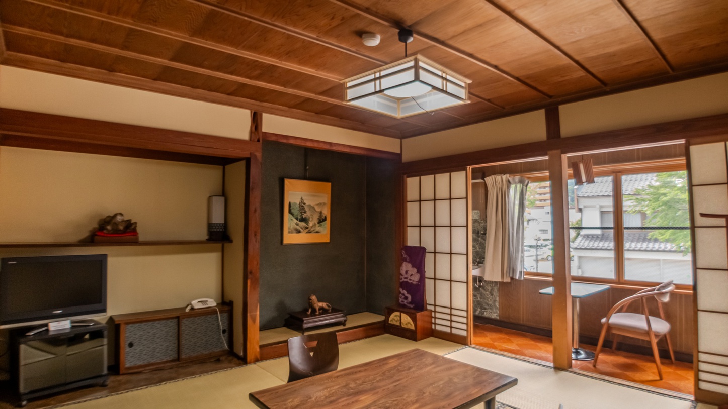 *客室一例（8畳）：通り沿いに面したとっておきのお部屋。朝夕行きかう人々や街並みを眺めて過ごすのも