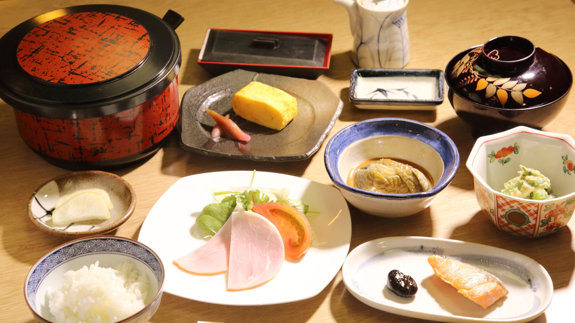 *ご朝食一例軽井沢産ハム／信州産野菜の小鉢・お米など地元の食材にこだわっております。