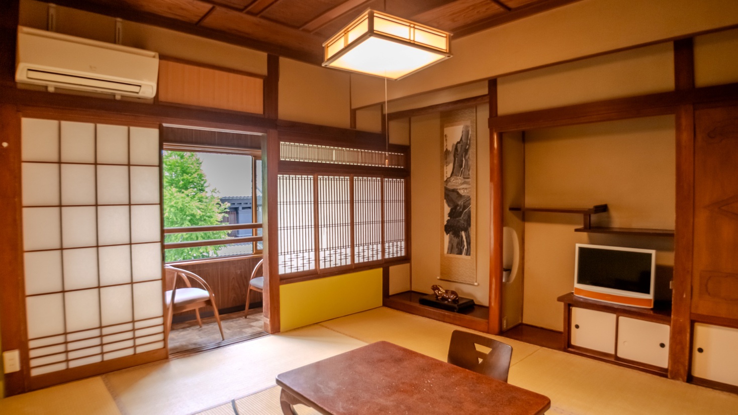 *客室一例（8畳）：通り沿いに面したとっておきのお部屋。朝夕行きかう人々や街並みを眺めて過ごすのも