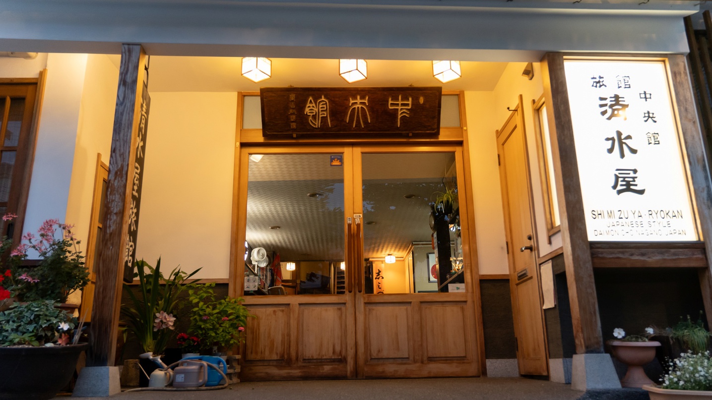 *外観：夜はライトアップされた看板が幻想的です。