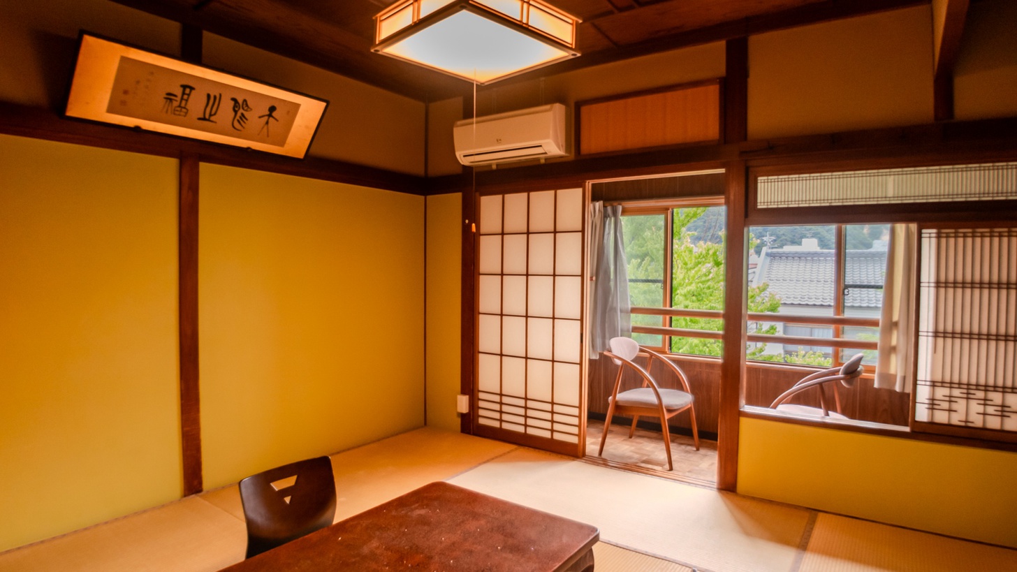 *客室一例（8畳）：通り沿いに面したとっておきのお部屋。朝夕行きかう人々や街並みを眺めて過ごすのも