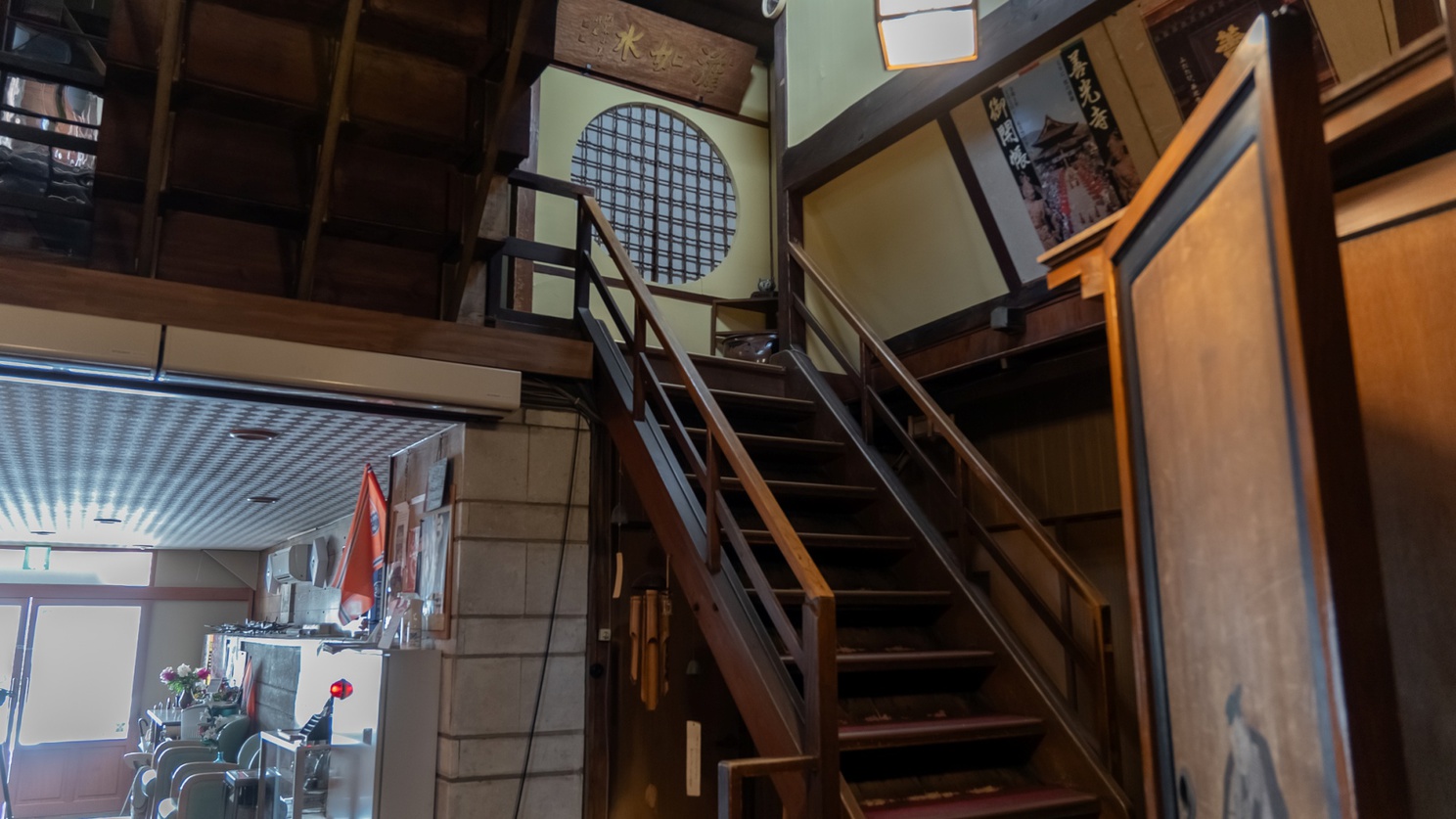 *館内：迷路のような階段は1876年から続く歴史深い空間ならでは。