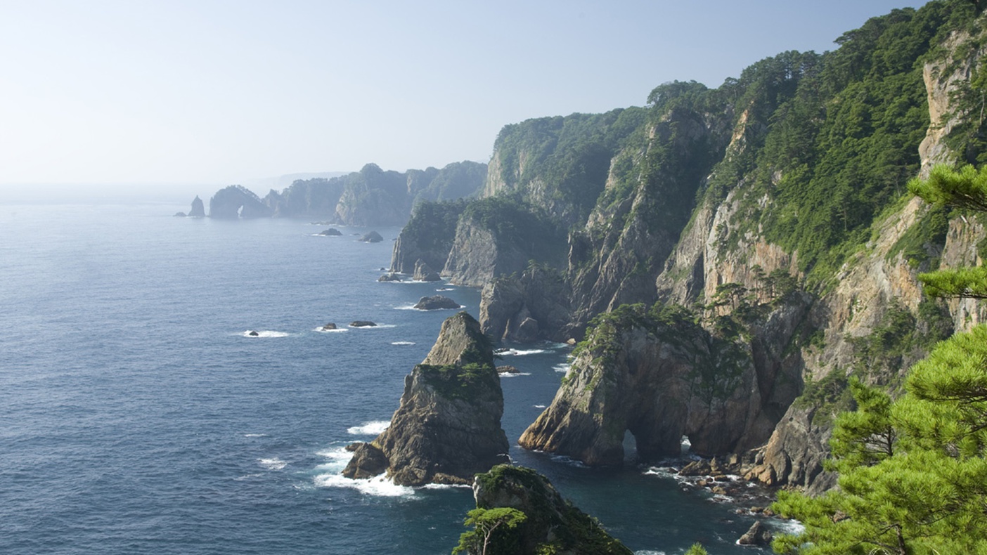 *【北山崎】自然が生み出した奇岩怪石や海蝕洞窟と、ダイナミックな海岸線が続く絶景スポット。