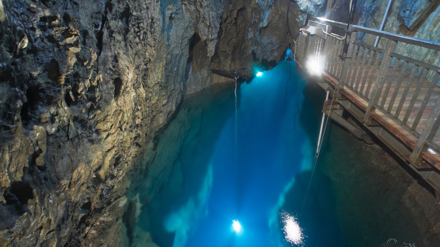 *【周辺】龍泉洞／日本三大鍾乳洞の一つとされ、世界有数の透明度を誇る地底湖。