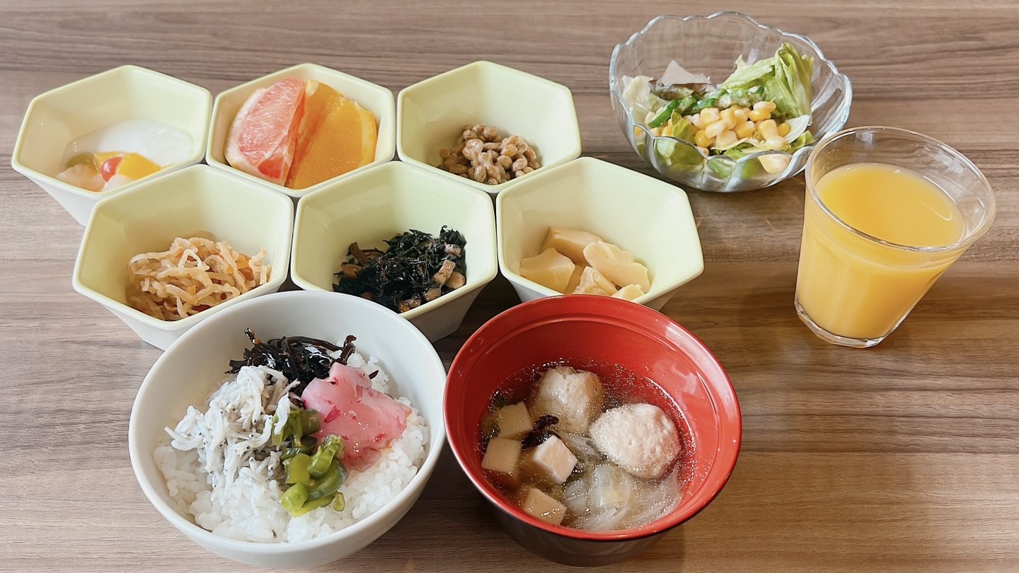 朝食盛り付け例(和食)