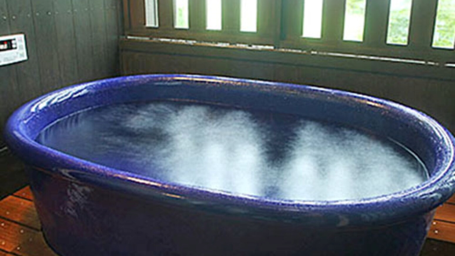 露天風呂客室：信楽焼のお風呂から里山の風景を、、、