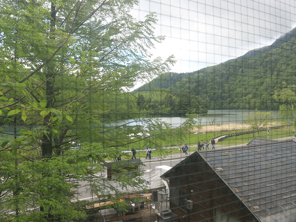 *【和室12畳】窓の外には湯ノ湖と自然の景色が広がります。