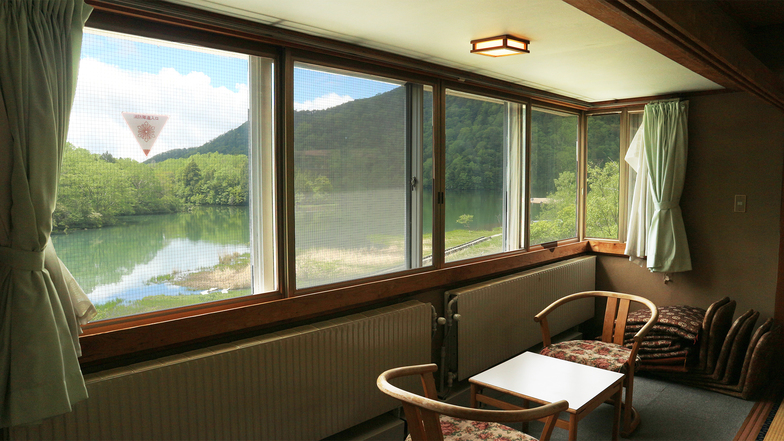 *【和室12畳】お部屋の窓からは湯ノ湖の雄大な景色が見渡せます。