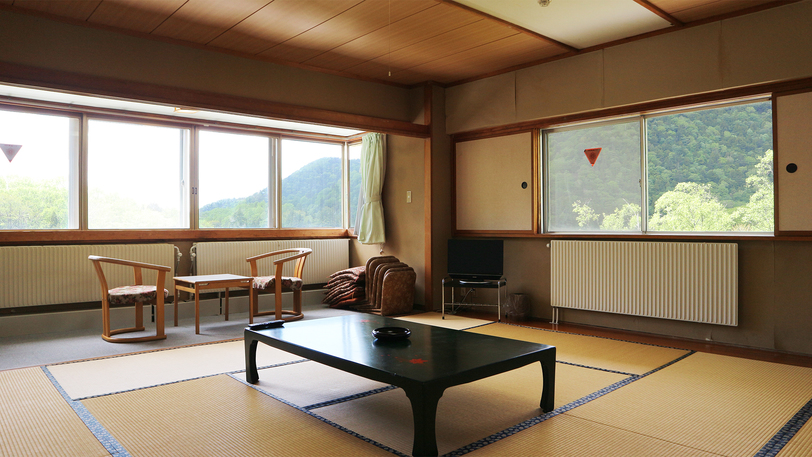 *【和室12畳】窓の外には湯ノ湖と自然の景色が広がります。