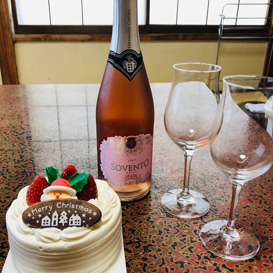 お誕生日などの記念日にケーキ&ワインでお祝い♪