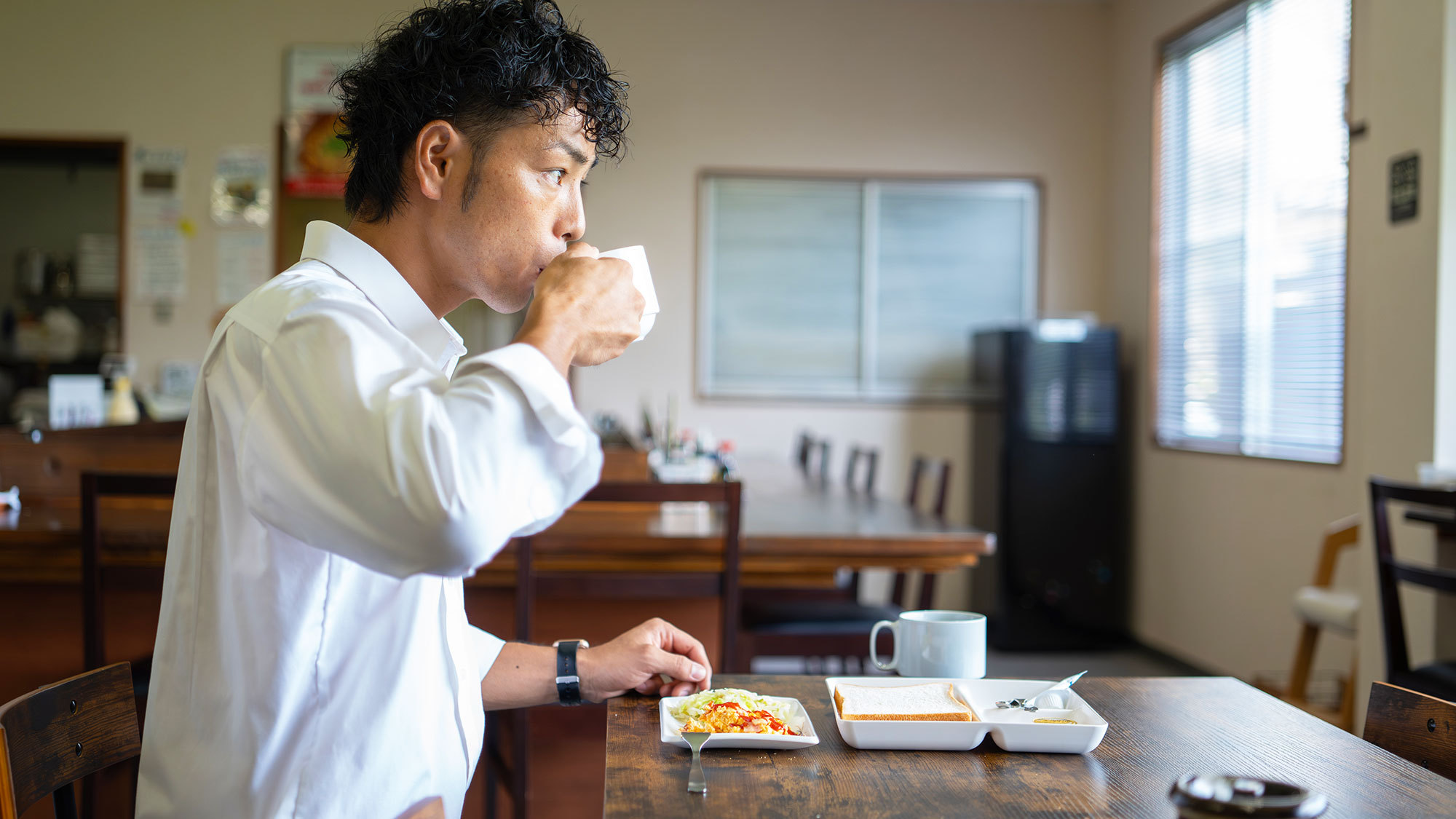 【朝食】お食事処の大きな窓から景色を楽しみながら朝食をとることができます。