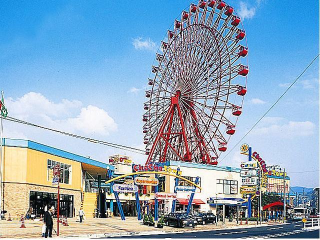 チャチャタウン小倉当ホテルより車で７分。映画館、観覧車もある複合施設です。