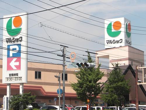 スーパーマルショク当ホテルの正面にございます。長期滞在にも何かと便利です。