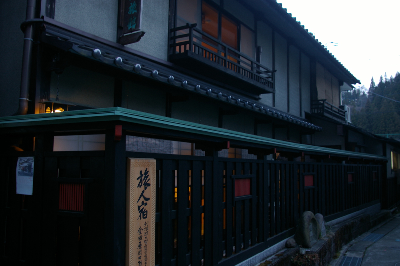 湯宿温泉の石畳側からの当館