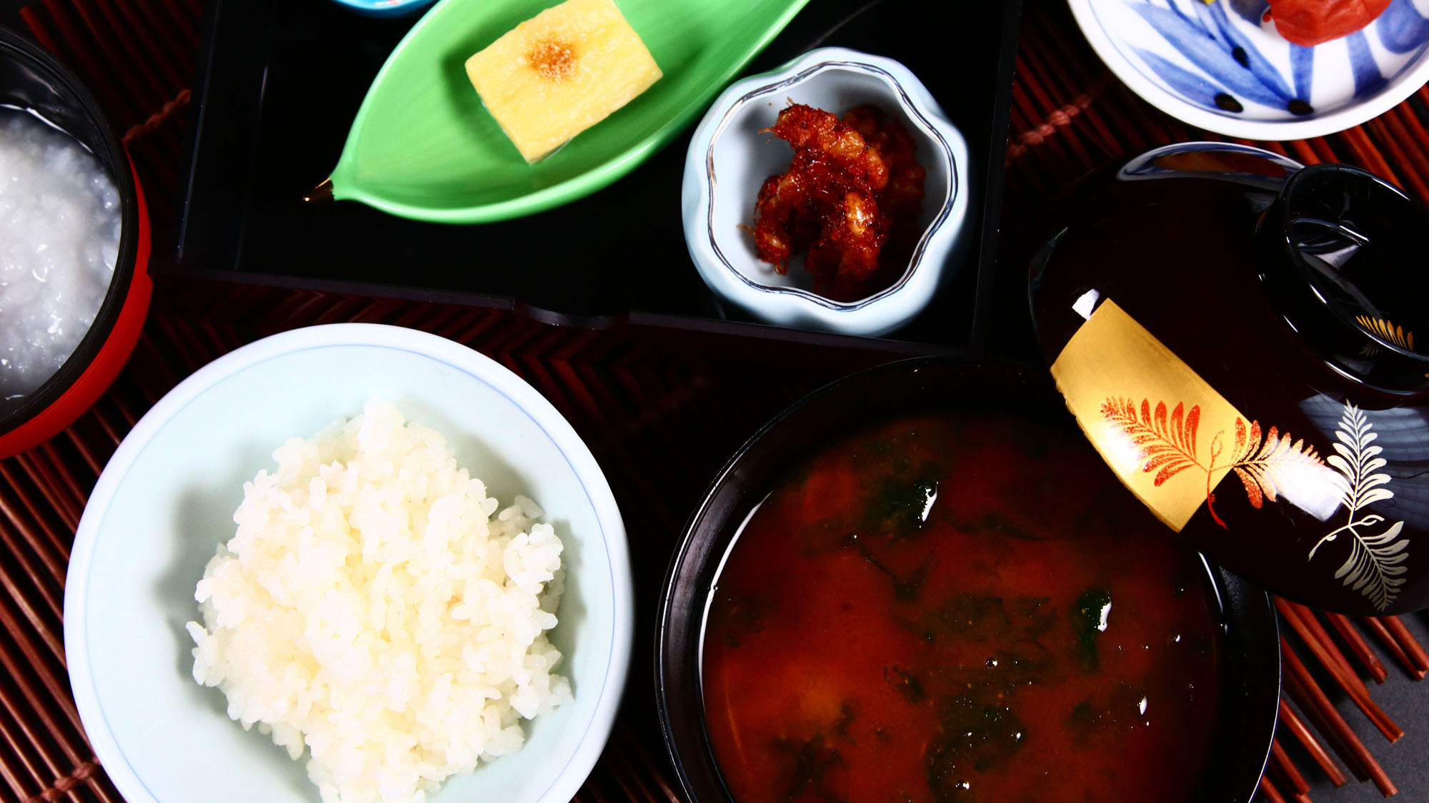 朝食一例赤味噌のホッと温まる和朝食
