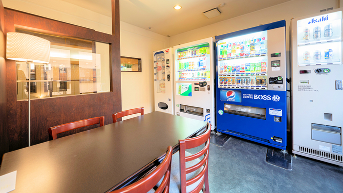 自動販売機コーナーと休憩室