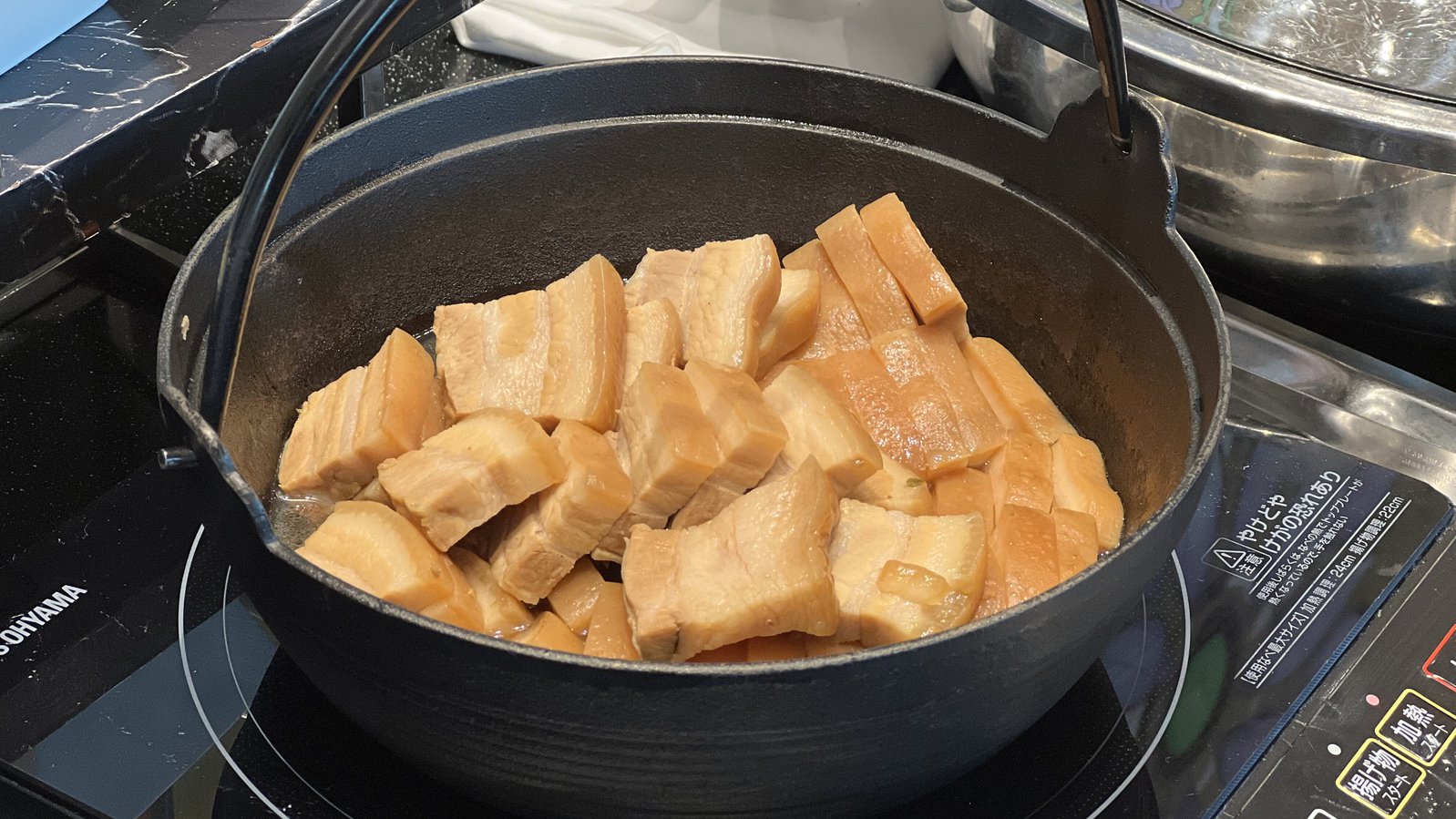 【朝食】沖縄らしさ満載！豚バラ肉を甘辛く煮込んだ「味付三枚肉」