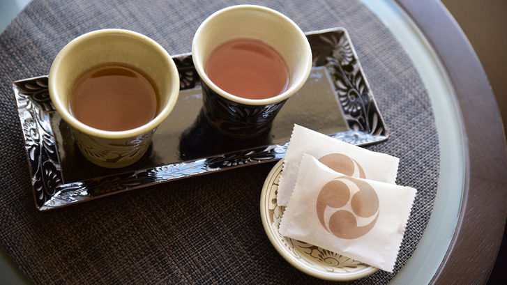 【プレミアフロア限定特典】やちむん茶器琉球銘菓とご一緒にどうぞ