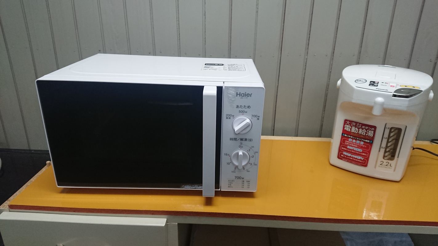 １階電子レンジ&電気ポット