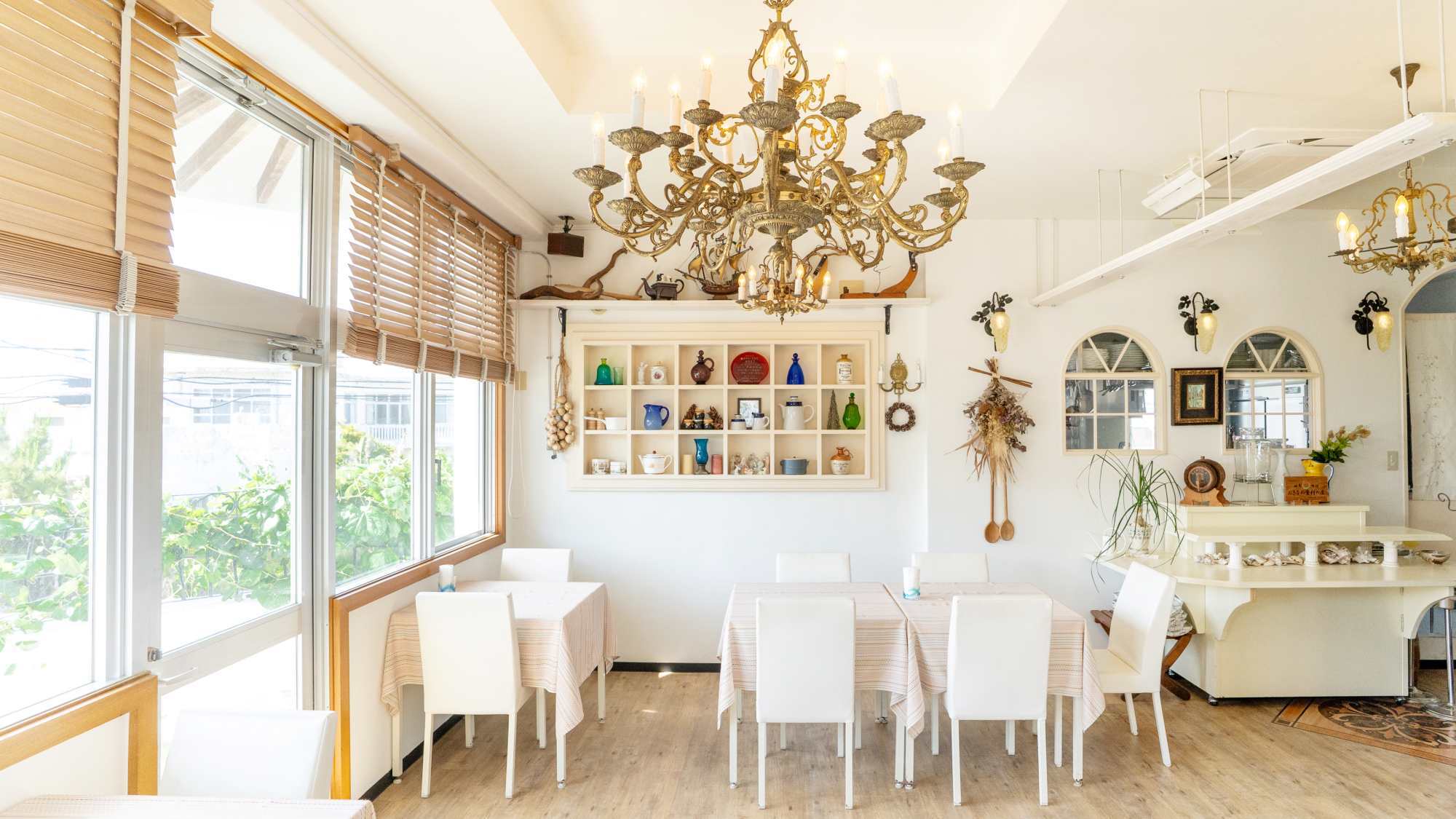 *【店内】こだわりの装飾品に囲まれた優雅なひととき。