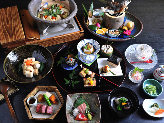 【夕食】旬の山の幸や地元の素材をたっぷりと使用した創作会席料理