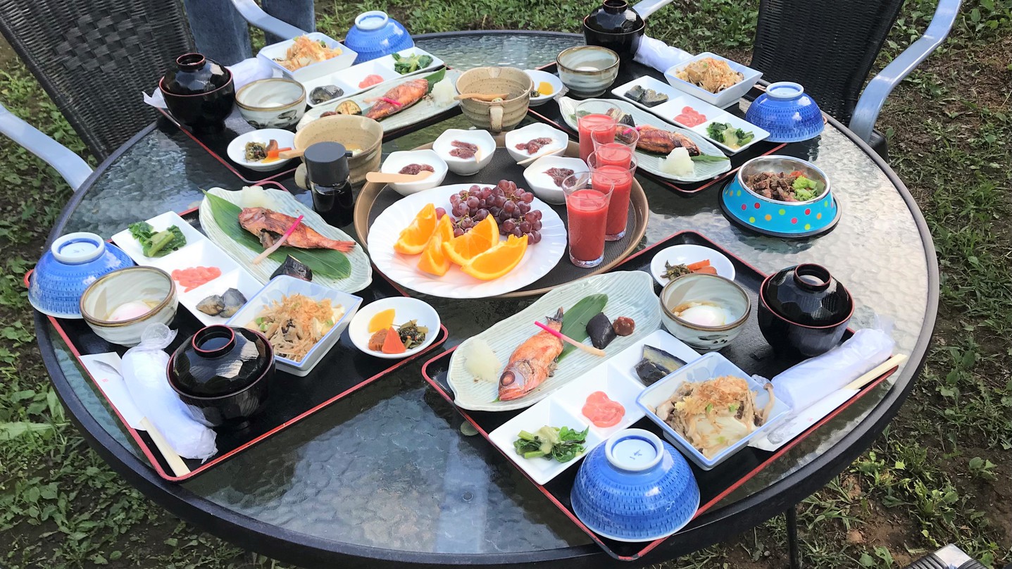 屋外で和朝食