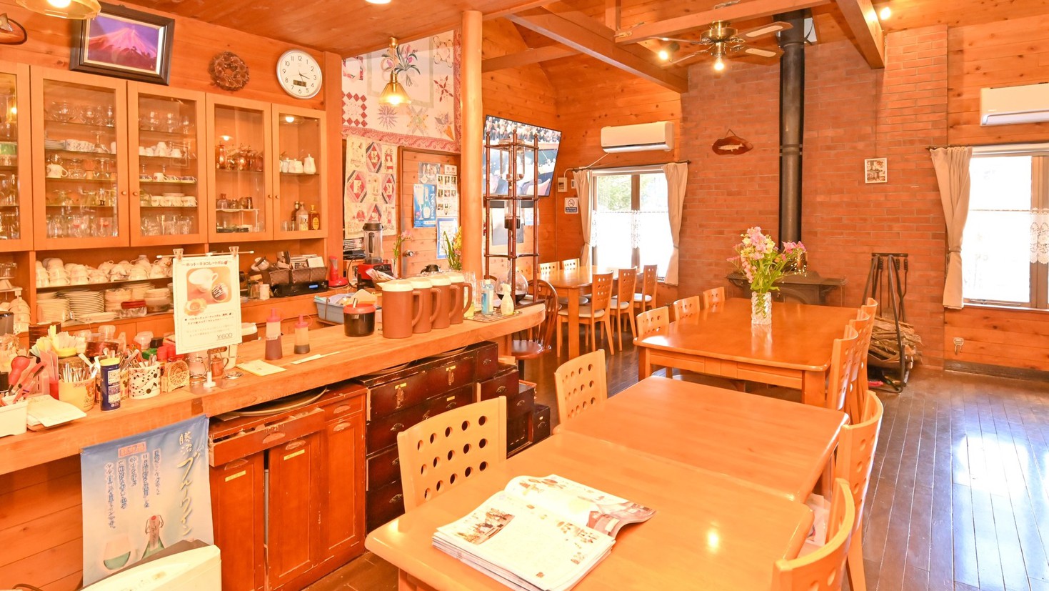 ウッディなレストラン店内