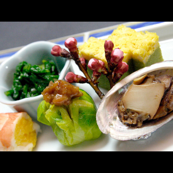 旬の厳選食材の懐石料理は当館自慢のお花を一品一品を摘むように創作です。旬の厳選食材でおもてなし