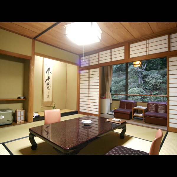 一番人気・純和風の大正浪漫香る寛ぎの８畳広縁付の和室