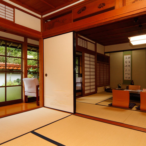 日本庭園・石州瓦街並眺望の二間続き８＋６畳寛ぎ和室