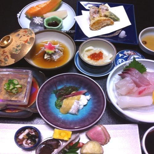 旬の海幸・山幸の厳選食材のおまかせの会席