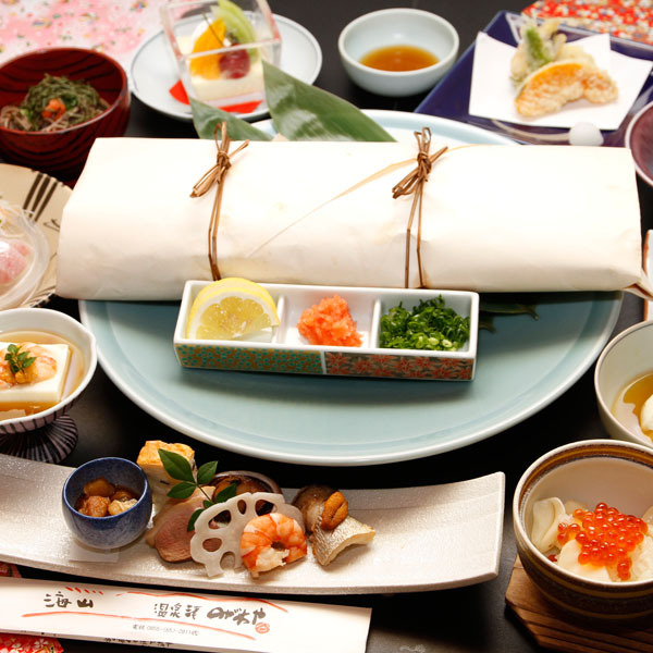 天領時代に代官様に献上された歴史あるのがわや名物『真鯛の奉書焼き』に往時をしのびお楽しみ下さい