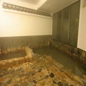 岩風呂(出雲・斐伊川の岩を使用しています。)。新岩風呂・石風呂・貸切風呂の３つの湯で癒しのひと時を