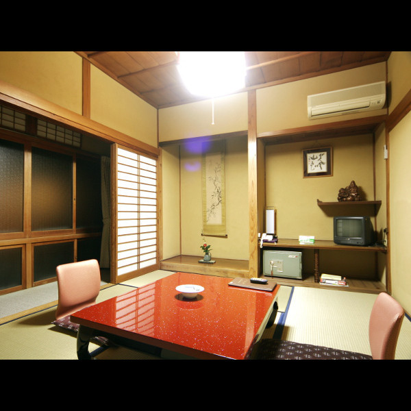 お手軽・リーズナブルにご宿泊できます６畳＋広縁付の純和風寛ぎ和室