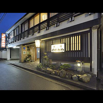 純和風の木造３階立て・全10室・いにしえの大正浪漫のお宿の古風な玄関