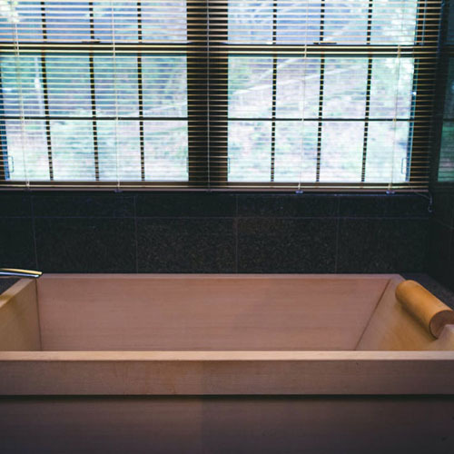 【メゾネット】客室檜風呂。湯浴みの醍醐味でもあります。