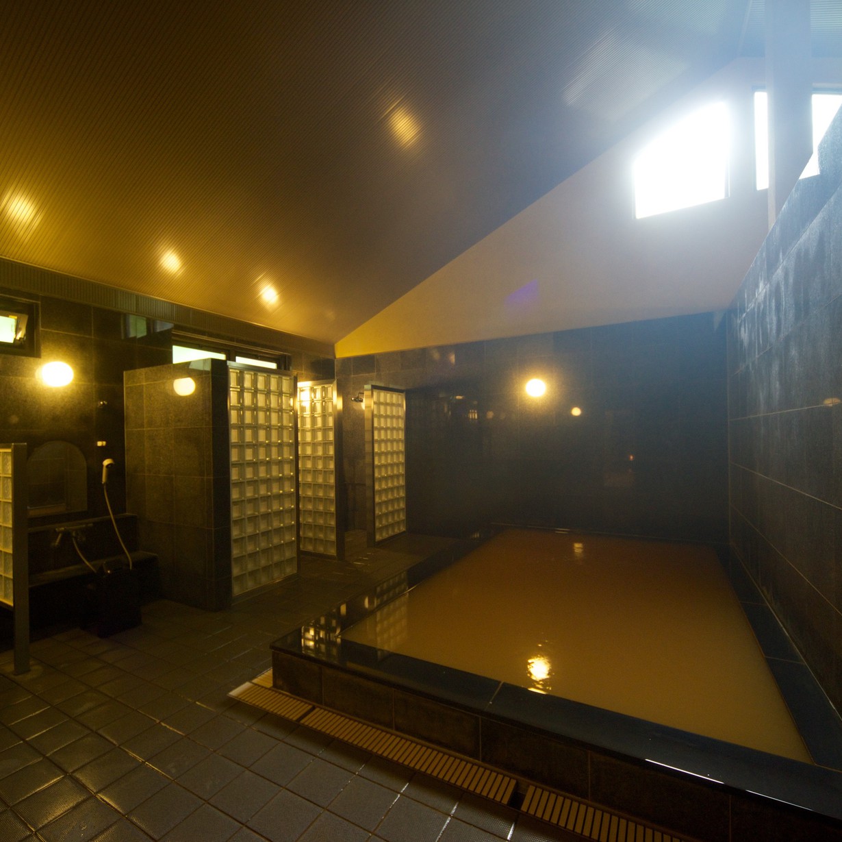 【有馬山叢 陶泉】14世紀以降、近年まで有馬にあった唯一の温泉浴場を偲んで作られました。