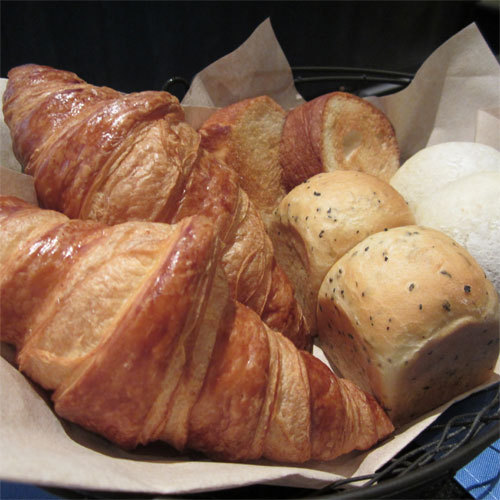 【朝食】毎朝、焼きたての5種類のパンをご用意致します。